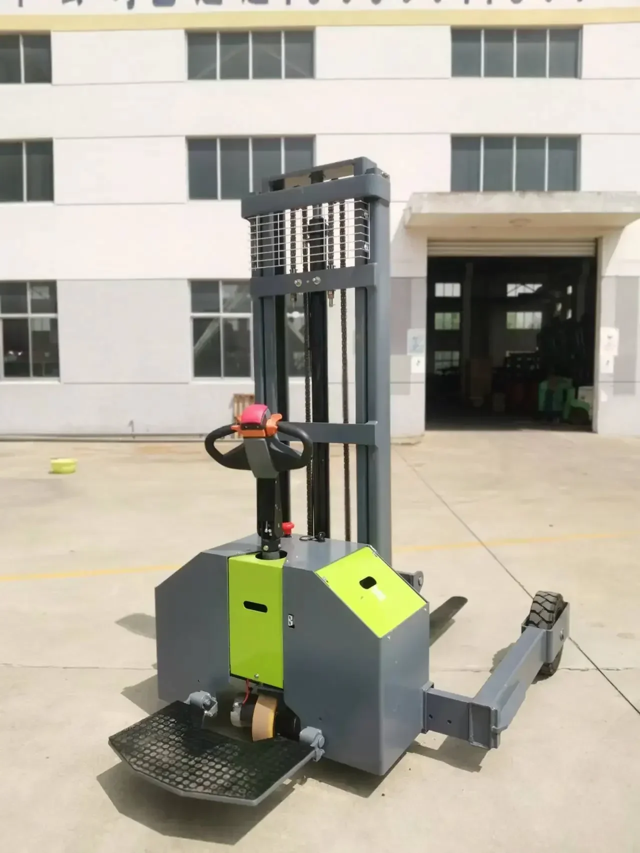 All-electric Rough Terrain Stacker Forklift  AC Motor 500kg Station Pallet Forklift Saves Manpower Pulling Truck Outdoor