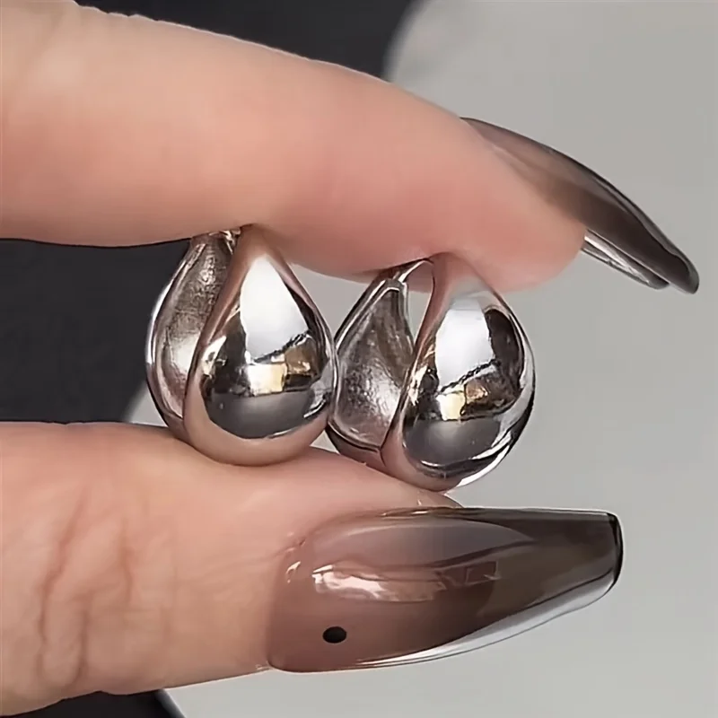 Un par de pendientes de plata de ley S925 pulida, aptos para uso diario y como regalo del Día de la Madre; joyería adecuada para al