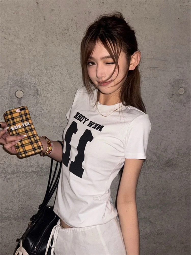 Amerykańska koszulka damska typu T-shirt, dopasowany krój, nadruk na ramionach, letnia, modna, biała, do pracy, bawełna...