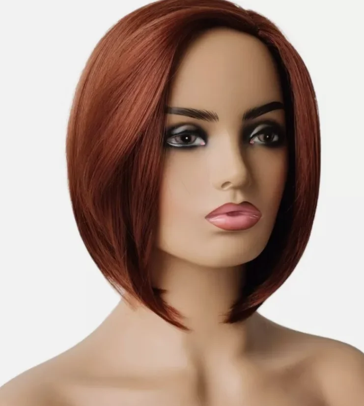 Elegante peluca de pelo corto marrón rojo para mujer con raya lateral y cuero cabelludo realista