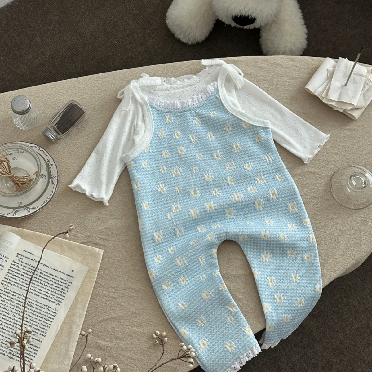 Neuer Sommer-Strampler für Neugeborene, Waffelstrick-Overall in Blau mit Karomuster und Gänseblümchen, Schleifen-Schulterträger mit Spitzenbesatz, Alltags-Outfit für Babys – Detail 8