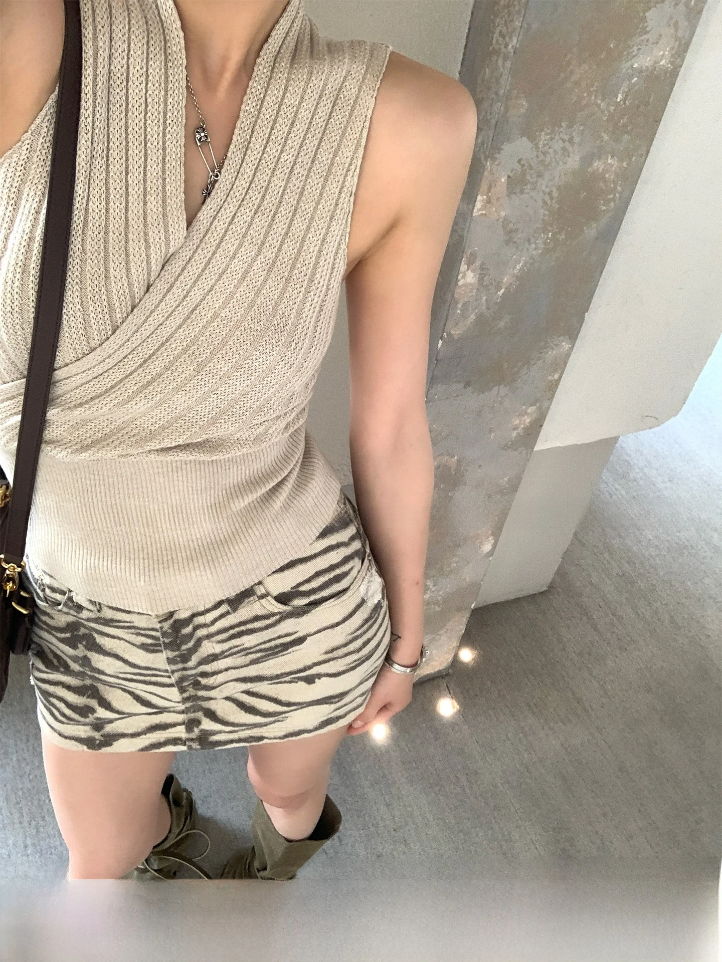 

Gv Simple Daily Cross V-neck Wool Knitted Waist-cinching Vest Spring Versatile New Style Women's Top Fashionable Slim Fit Sho...