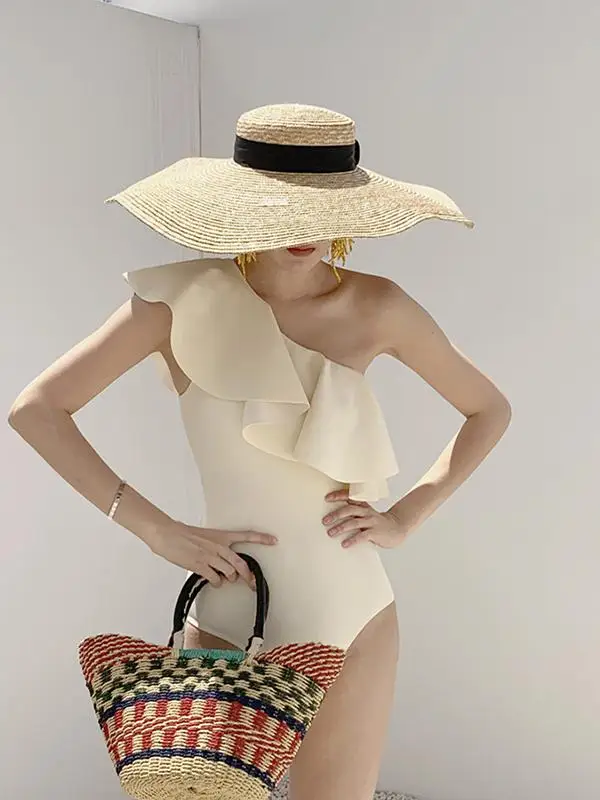 

Сексуальный, но при этом скромный женский слитный купальник с кружевной отделкой и эффектом утяжки живота, идеально подходящий для пляжного отдыха.