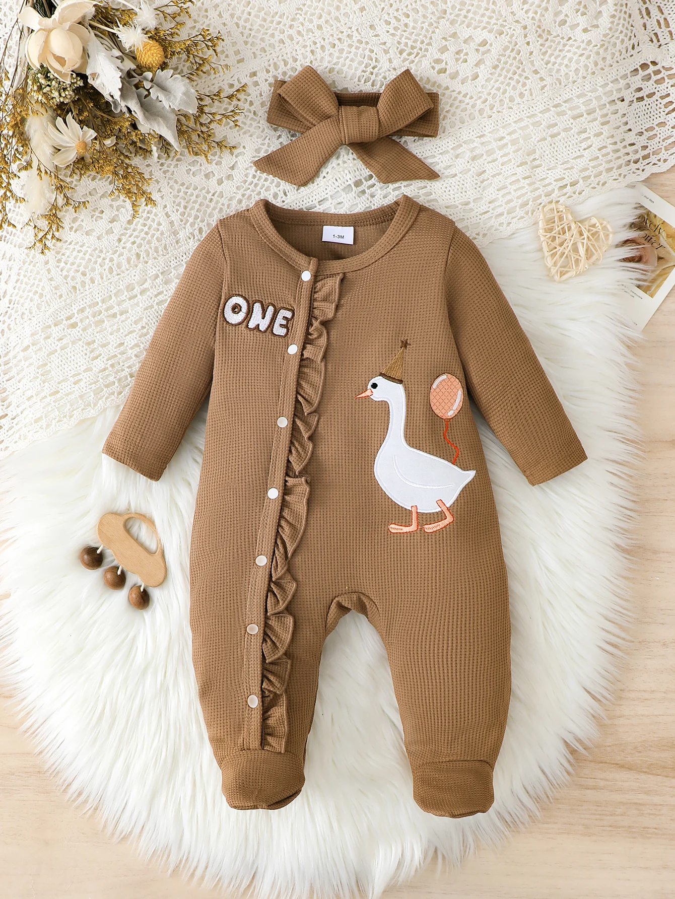 Baby-Geburtstags-Strampler-Set: Brauner Waffelstoff mit Gänse-Aufdruck und passendem Stirnband