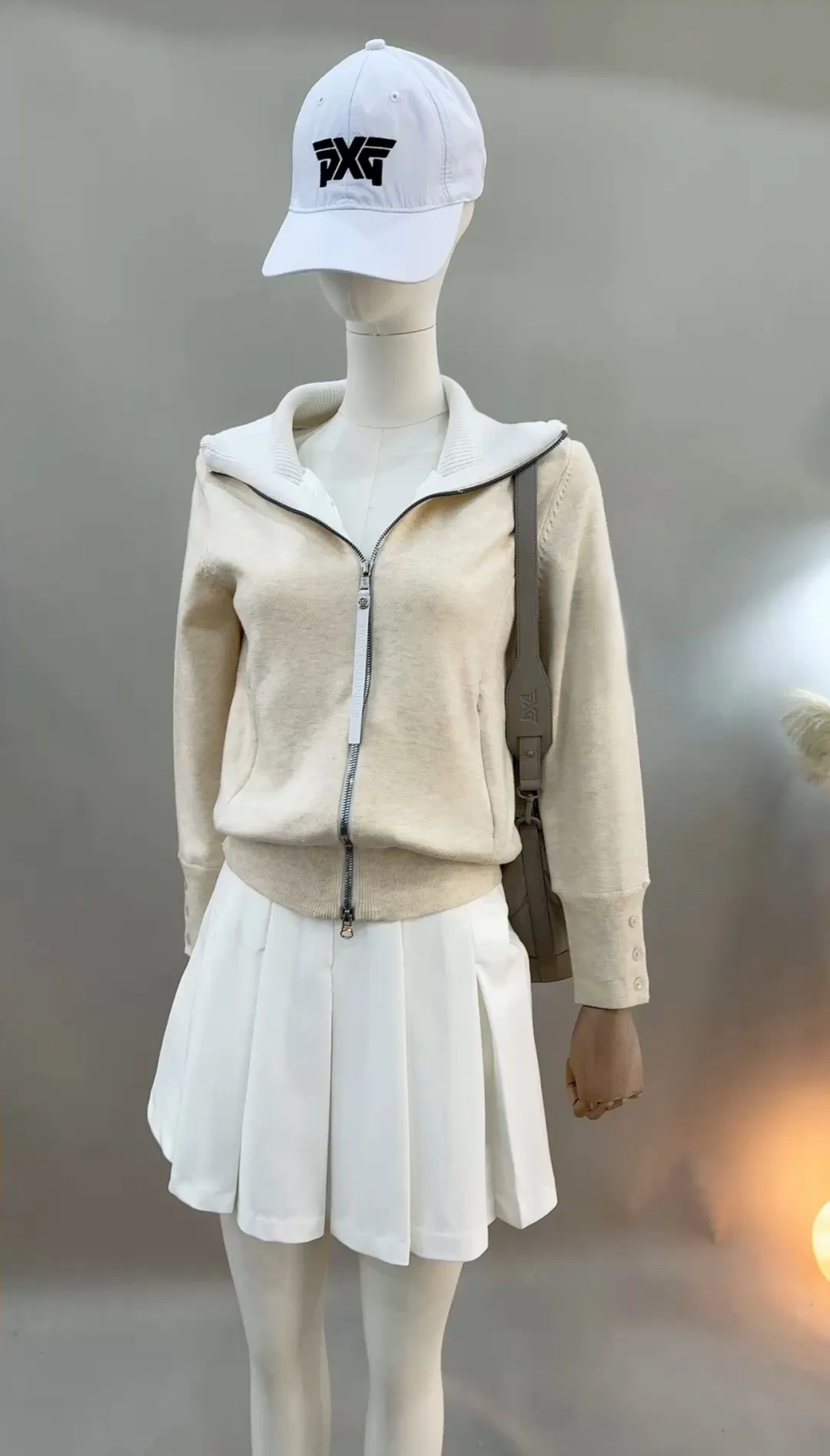 

Женская вязаная куртка-свитер для игры в гольф с ветрозащитной подкладкой для сохранения тепла. Повседневная и универсальная.