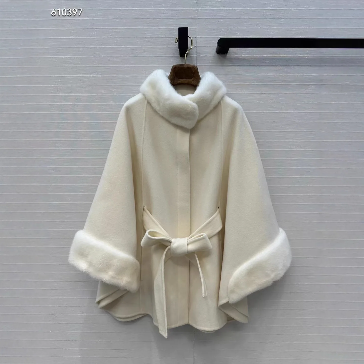 

Autumn/Winter Fashion Pure Mink Fur Collar and Cuff Patchwork Design Cape-Style Pure Wool Coat