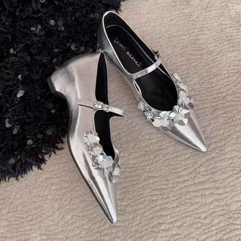 

Flower Strap Block Heel Single Fashion Pointed Toe Shallow Mouth Glossy Leather Non-Slip Pop