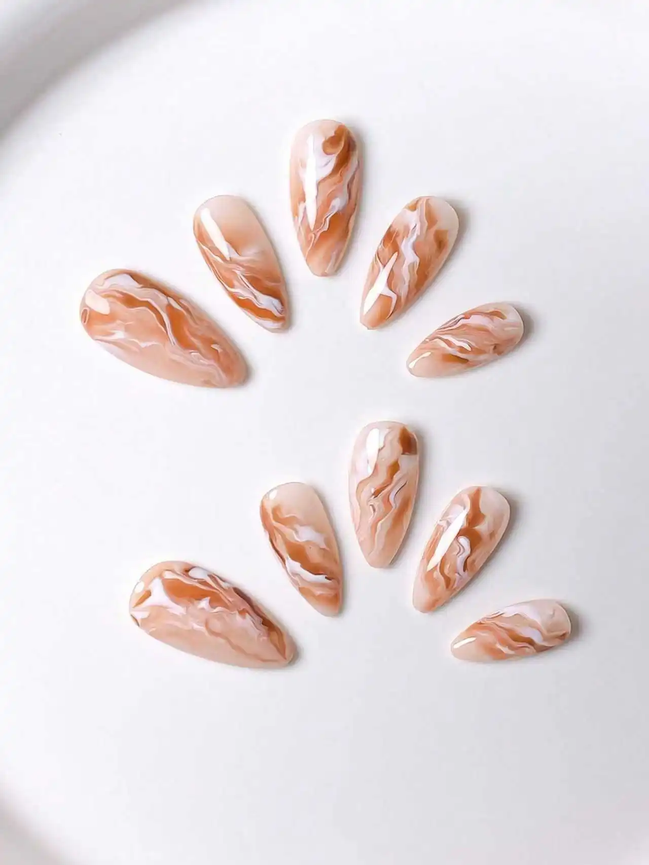 10 قطع، أظافر لوز مصنوعة يدويًا، خطوط متدرجة باللونين البني والأبيض، بسيطة ولكنها أنيقة، جودة عالية. #4