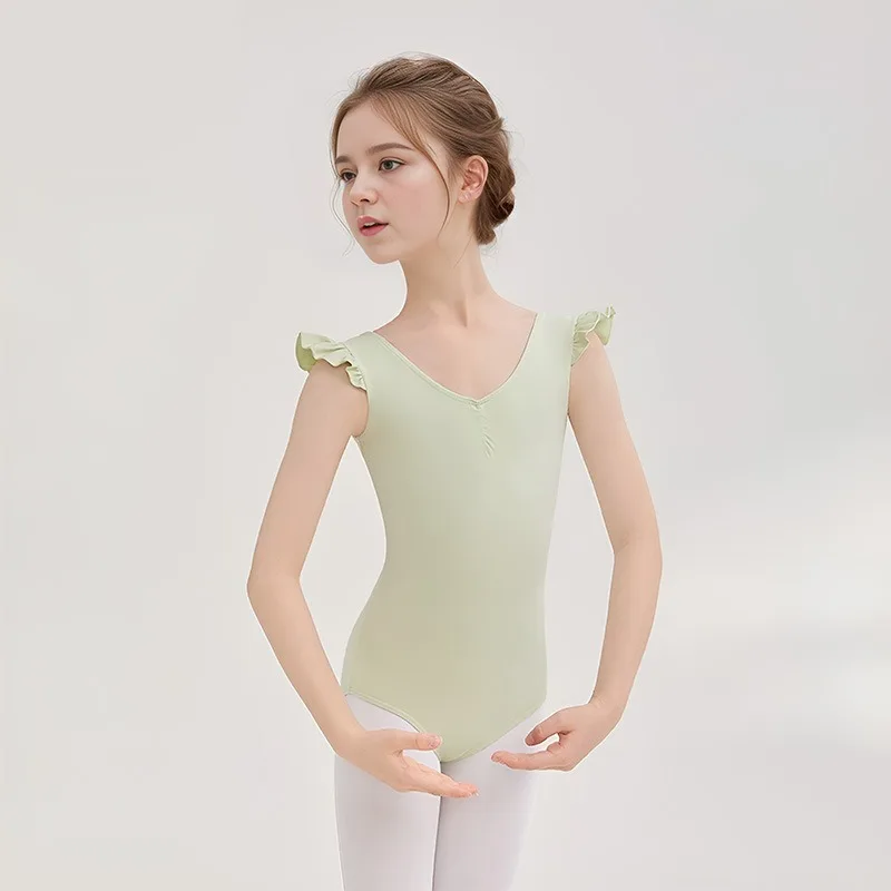 

Облегающий танцевальный костюм для девочки — черное облегающее платье в балетном стиле с плиссированными короткими рукавами.