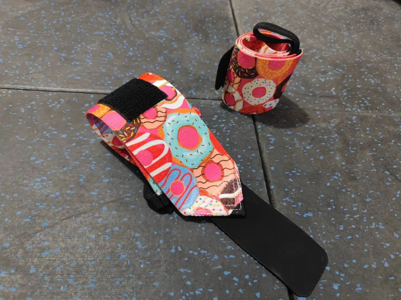 

Подъемные ремни на запястья для тяжелой атлетики, бодибилдинга, пауэрлифтинга, силовых тренировок и становой тяги — мягкий неопреновый размер с 24 дюйма