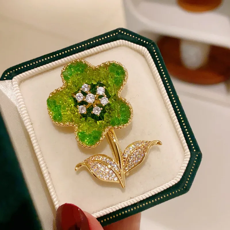 CC Trendy Brooch Gradient Green Zirconia Flower Corsage Clothes Pins Elegant Cardigan Shawl Buckle Dating Essential Shining B27