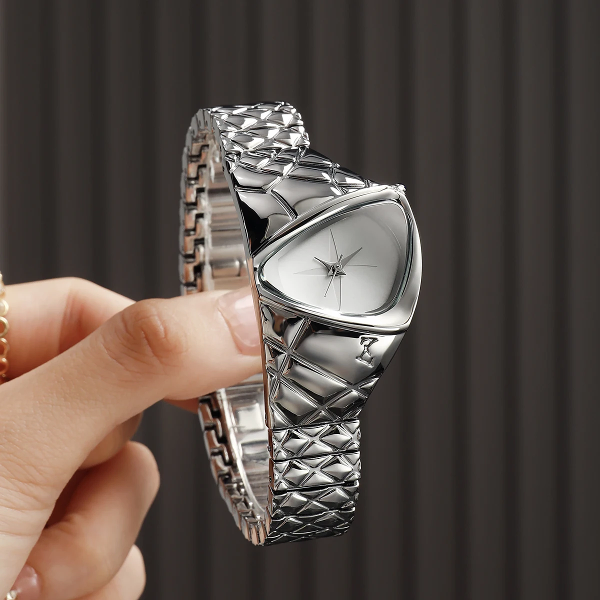 

NEW Personality Y2K Mens Quartz Watch Snake Shaped Dragon Scale Stainless Steel Band Special Dial Fashion Cyberpunk Wristwatch