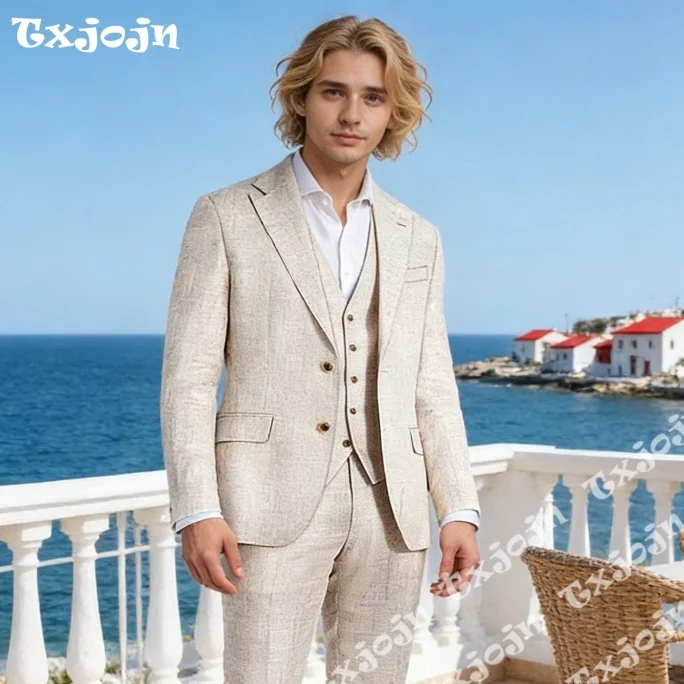 

Легкий бежевый льняной костюм-тройка: приталенный пиджак с отложным воротником, жилет и брюки. Дышащий, элегантный повседневный стиль для пляжа, свадьбы, офиса, летних мероприятий.