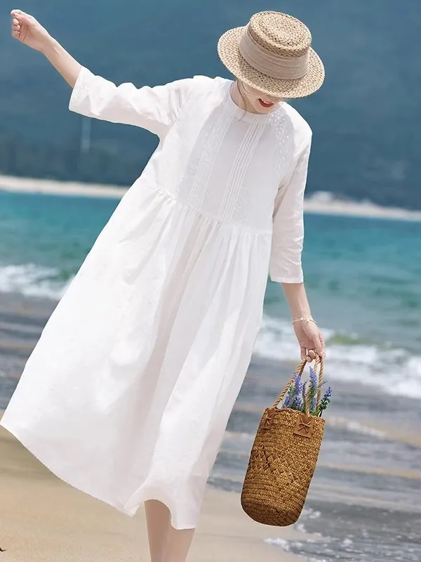 فستان أنيق أبيض مطرز من القطن والكتان بتصميم A-Line، خفيف الوزن يمنح إحساسًا بالحكاية الخيالية، تنورة متوسطة الطول لموسم الصي...