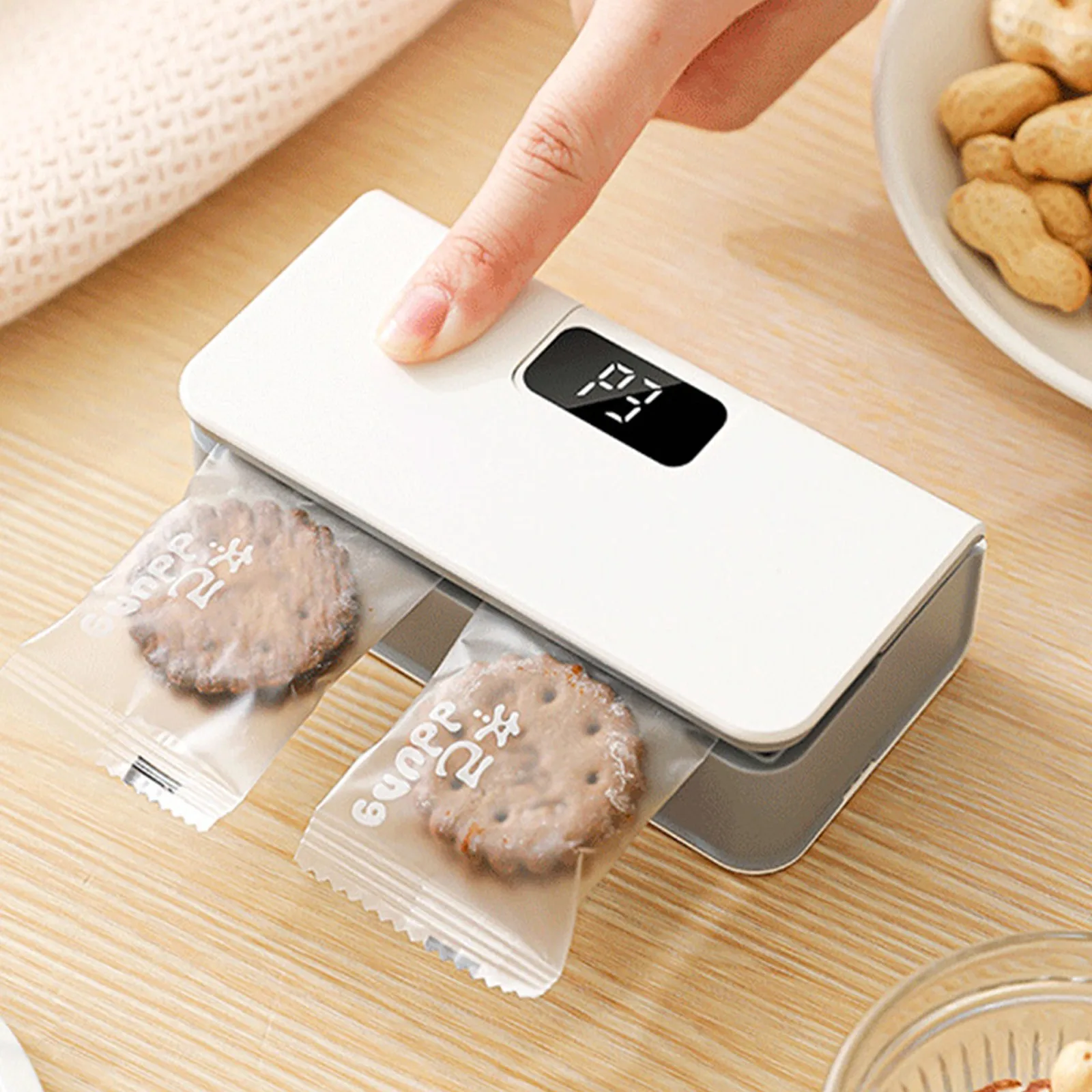 Mini Compact Electric Sealer Quick Heat Seal Rechargeable Sealer Hand Pressure Portable Food Storage Freshness Machine