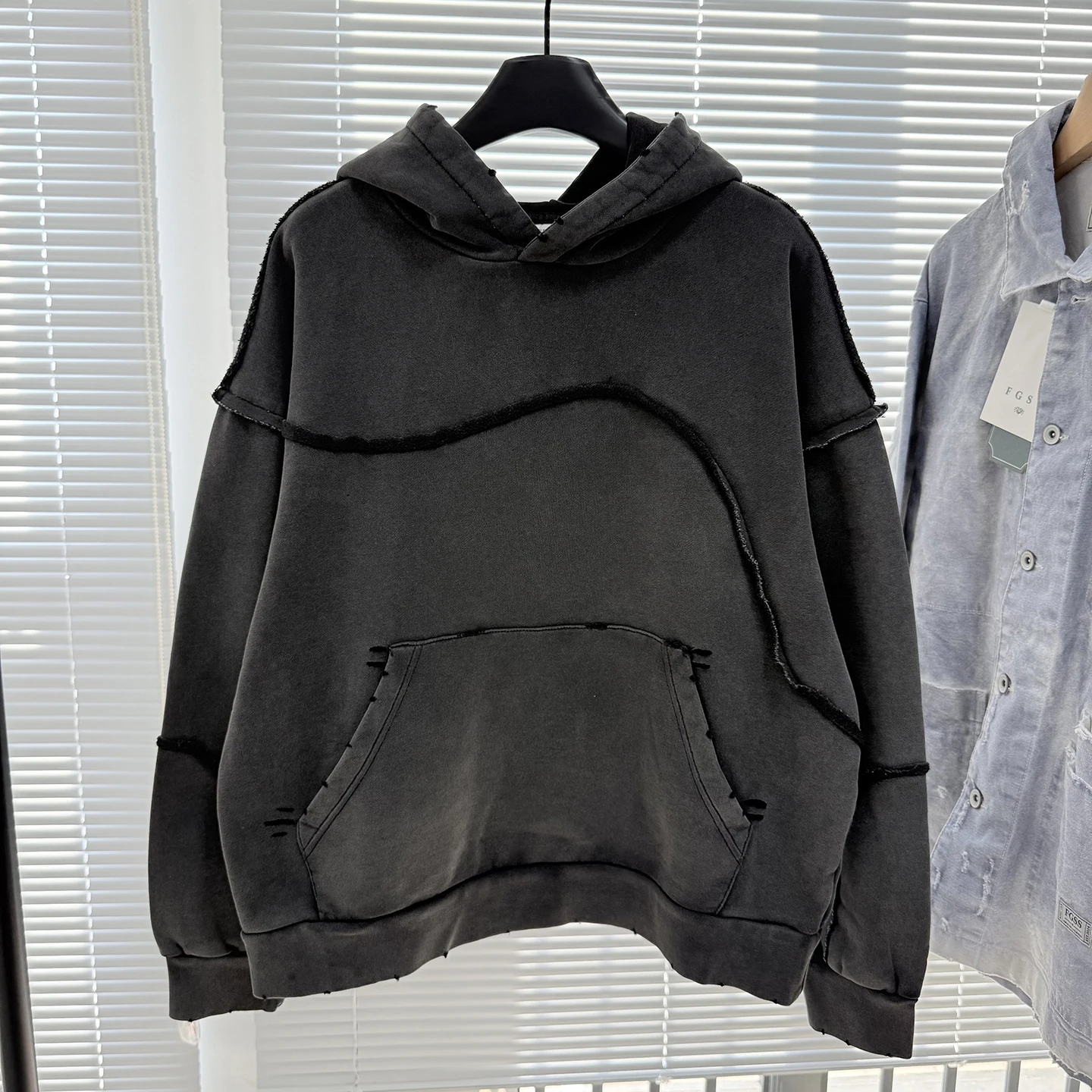 

Мужская толстовка-худи в стиле ретро с эффектом потертости, повседневная, свободного кроя, теплая, с круглым вырезом, длинными рукавами и рваным дизайном