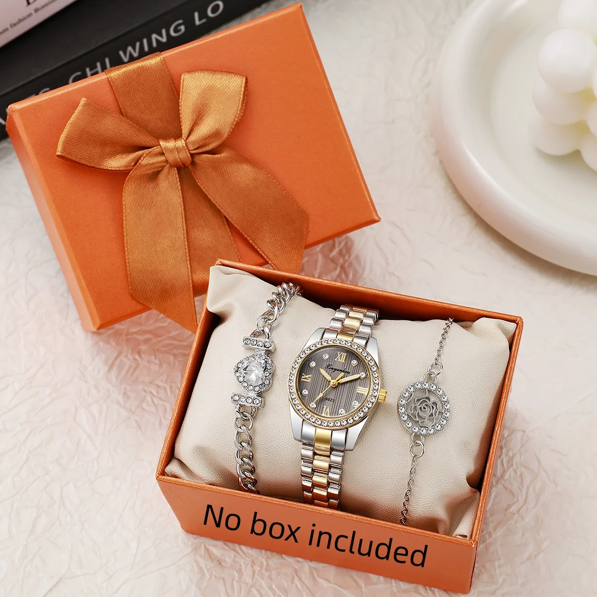 

Высококачественные кварцевые женские часы с бриллиантами, комплект из трех предметов, подходящие для повседневного ношения и изысканных праздничных подарков.