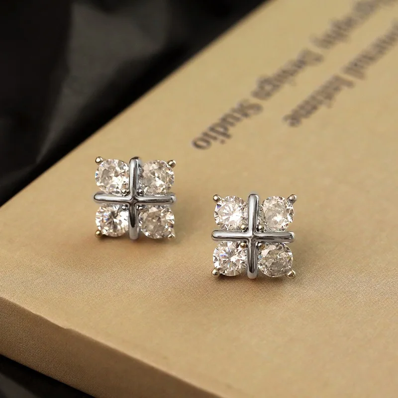 Lnkry Ohrstecker mit vierblättriger Blume aus 14 Karat Gold, funkelnder 3 mm Moissanit-Ohrring für Damen, koreanischer INS-Schmuck im schlichten Stil – Detail 2