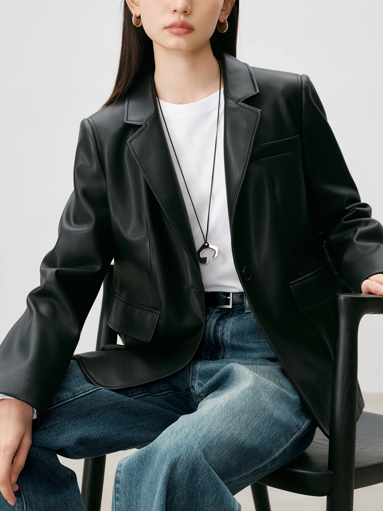 

ZIQIAO Petite Size Black Suit Collar PU Leather Jacket Women's 2024 Early Winter New Shoulder Padded High-end Top 24ZQ94157