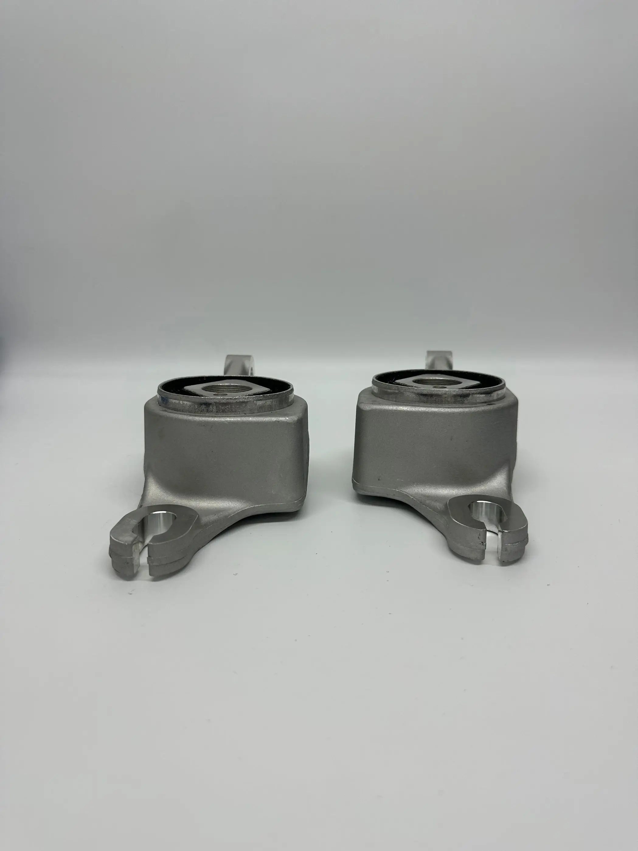 1663300143,1663300243 A pair of prices brand new around lateral control arm tray bushings for the mercedes-benz W164, W166, ML35