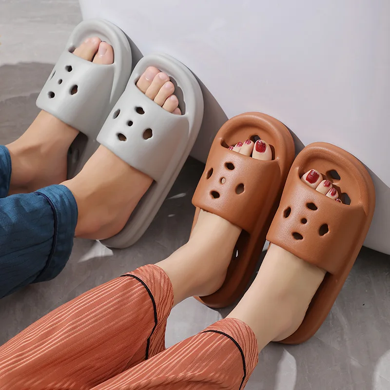 

Summer Breathable Bathroom Comfort Slippers Unisex Couple's Style Indoor Hollow Quick-Dry Non-Slip Beach Shoes for Men