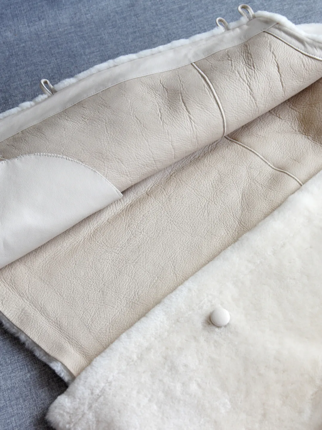 Płaszcz z futra z australijskiej wełny merino importowanej w 2025 roku, krótki płaszcz z futra z okrągłym dekoltem, styl średniowieczny.