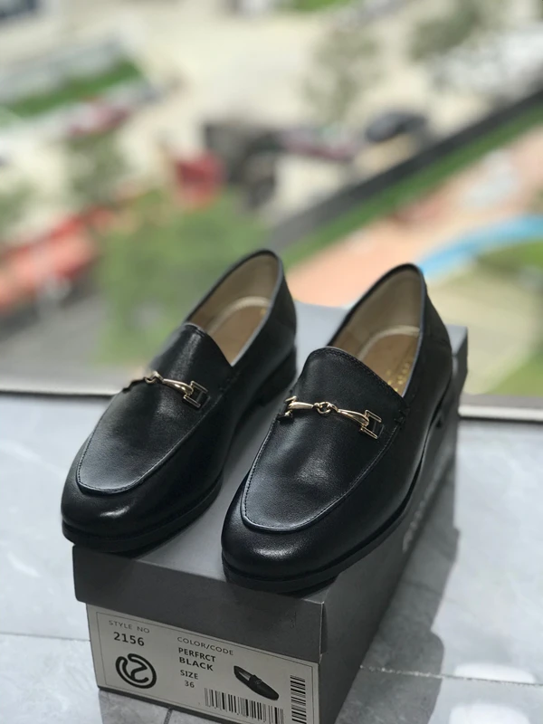 Withered British Fashion Buckle Leather Comfortable Breathable Flat Shoes Elegant Metal Office Ladies Leather Loafers