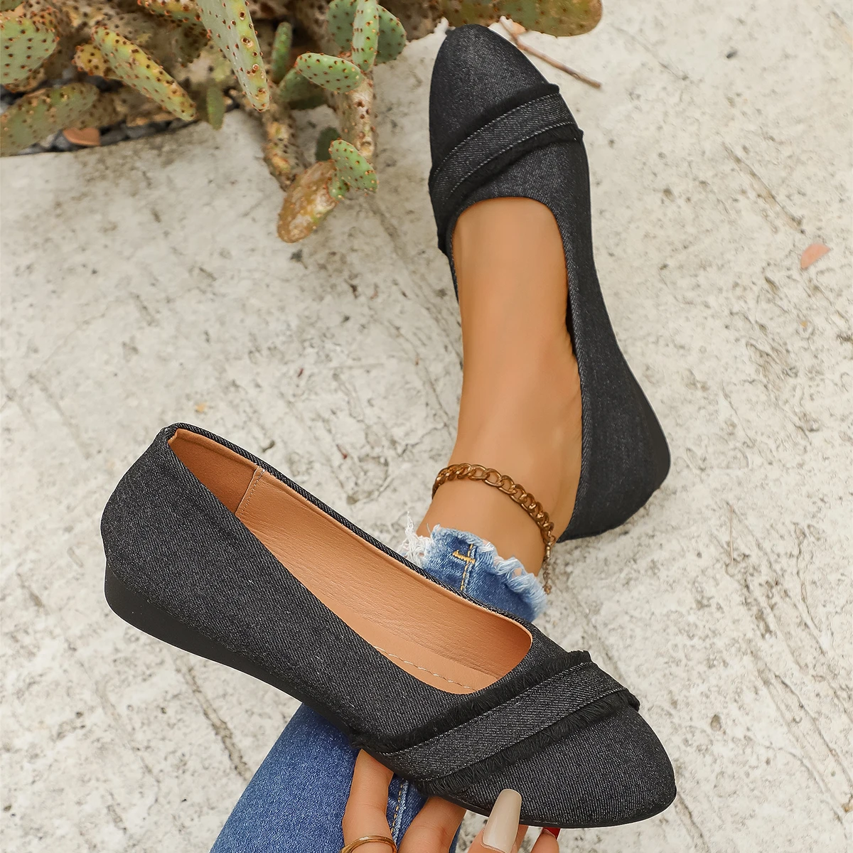 أحذية بدون كعب للسيدات لصيف 2025 مريحة مسطحة للخروج أحذية مسطحة بمقدمة مدببة أحذية رياضية فاخرة أنيقة غير رسمية مضادة للانزلاق للنساء