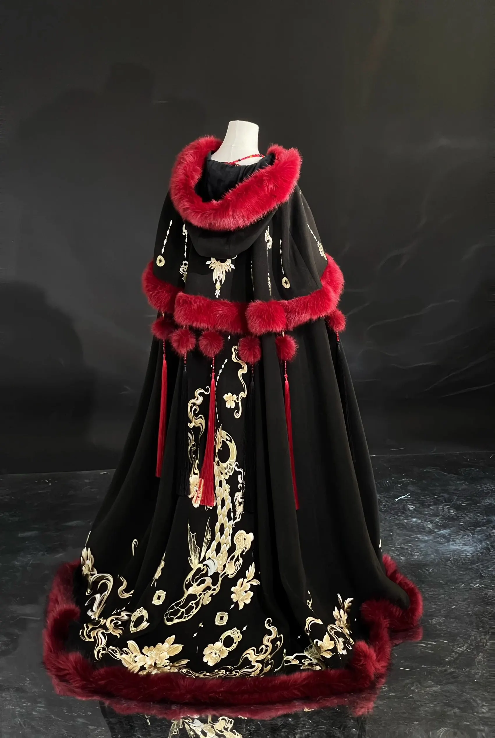 

Winter Cloak Women Chinese Heavy Embroidered Dragon Christmas Black&Red Warm Thick Hanfu Hooded Cloak New Year Costume For Women