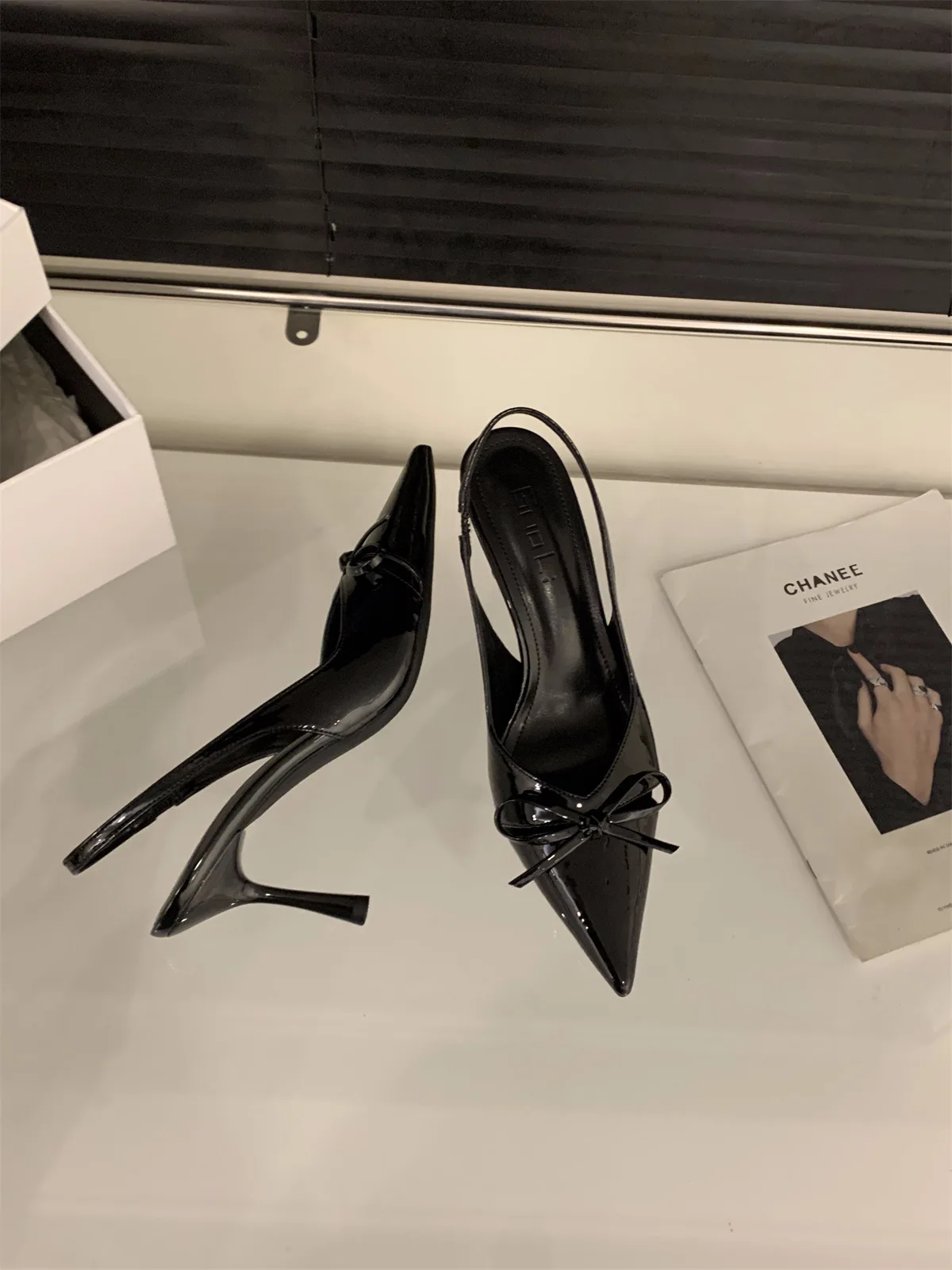 أحذية نسائية بكعب عالي، أحذية بكعب عالٍ وربطة عنق، ملابس الشارع 2025