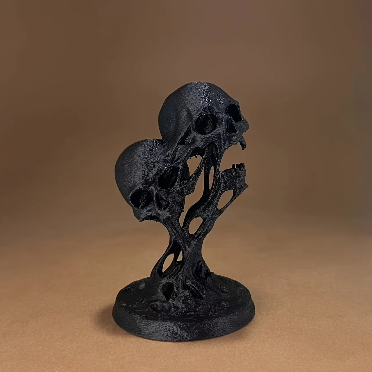 Statue de crâne gothique fondant en une seule pièce – Modèle en plastique imprimé en 3D de style vintage, idéal pour les collectionneurs et les amateurs de jeux comme cadeau, parfait pour l'affichage sur bureau, la décoration d'étagères, la décoration intérieure et les décorations de fêtes (telles que Pâques, la Saint-Valentin, la fête des Pères), adapté à la décoration intérieure et extérieure.