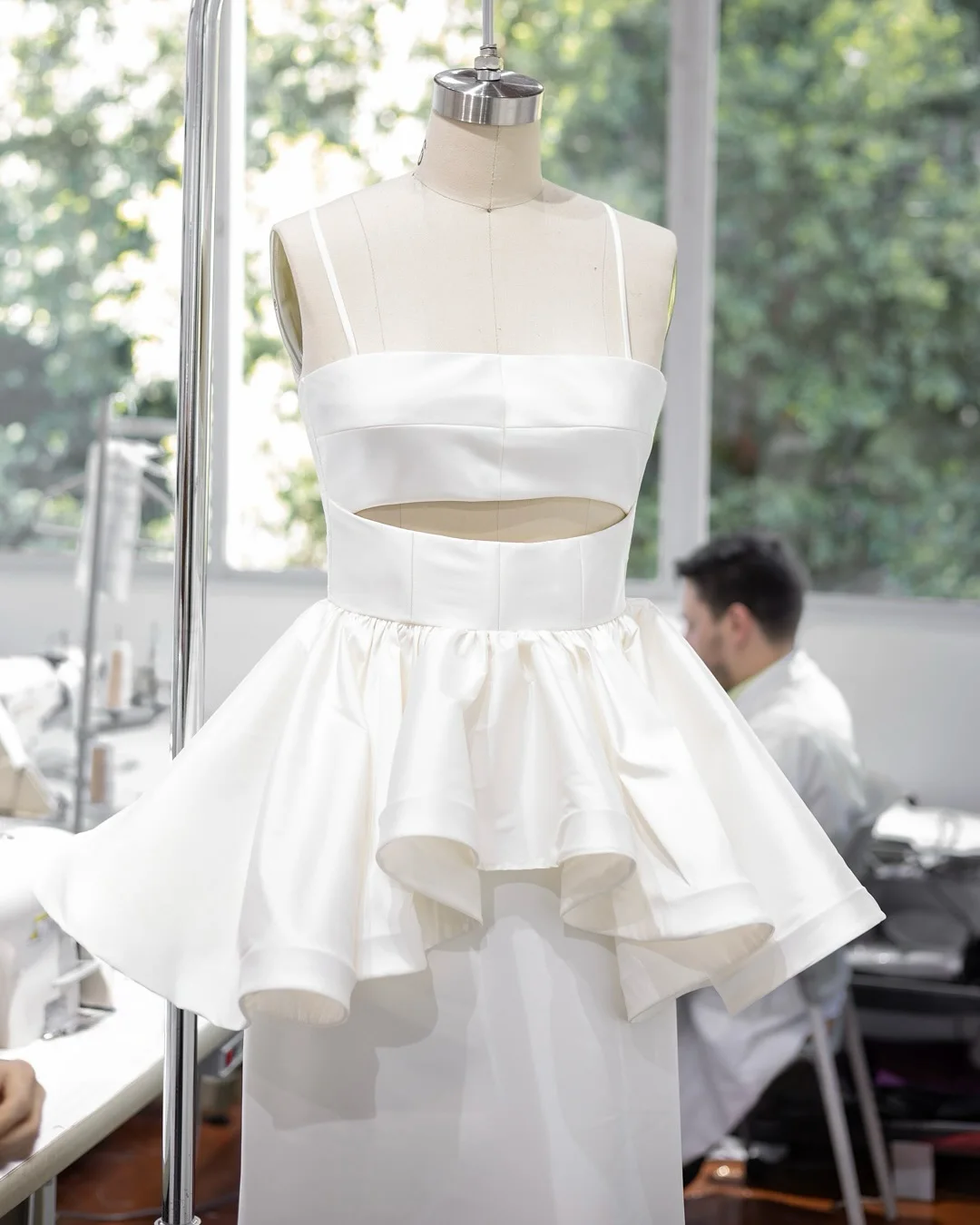 Top recortado de satén blanco con cordones cruzados en la espalda y dobladillo con volantes – Body sexy sin tirantes para fiesta, boda, graduación, noche