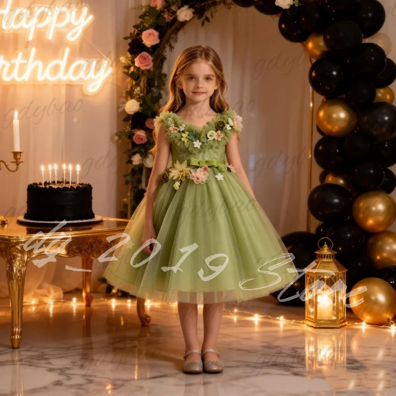 Vestido de niña con estampado floral en tonos verde salvia y estilo bohemio, con escote en V, volantes en los hombros, flores tridimensionales hechas a mano y lazo decorativo. Ideal para fiestas de cumpleaños, bodas y eventos infantiles.