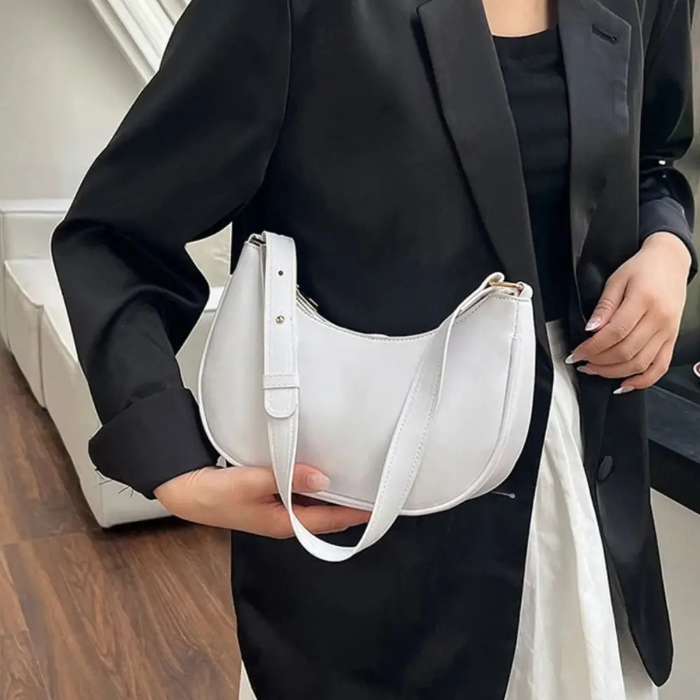 حقيبة يد نسائية عصرية محمولة بسيطة من جلد البولي يوريثان حقيبة نصف قمر تحت الإبط حقيبة أنيقة صلبة للنساء