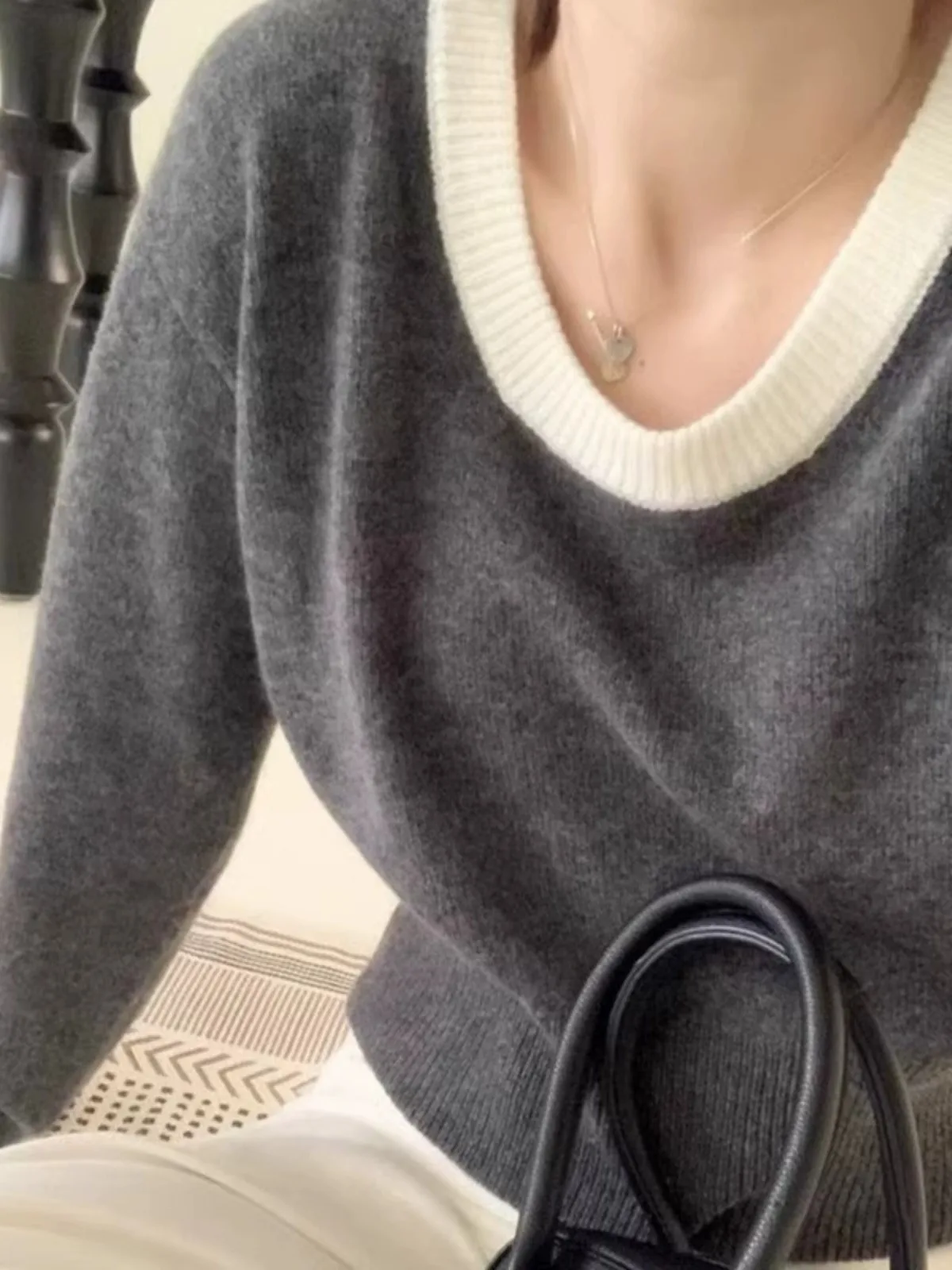 Maglione di lana sciolto da donna di fascia alta con scollo a U autunno inverno della stazione europea con strato inferiore lavorato a maglia