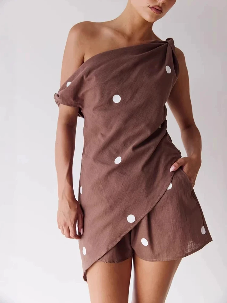 

Модный летний комплект для отдыха: топ с принтом и асимметричным вырезом на плече, а также свободные шорты.