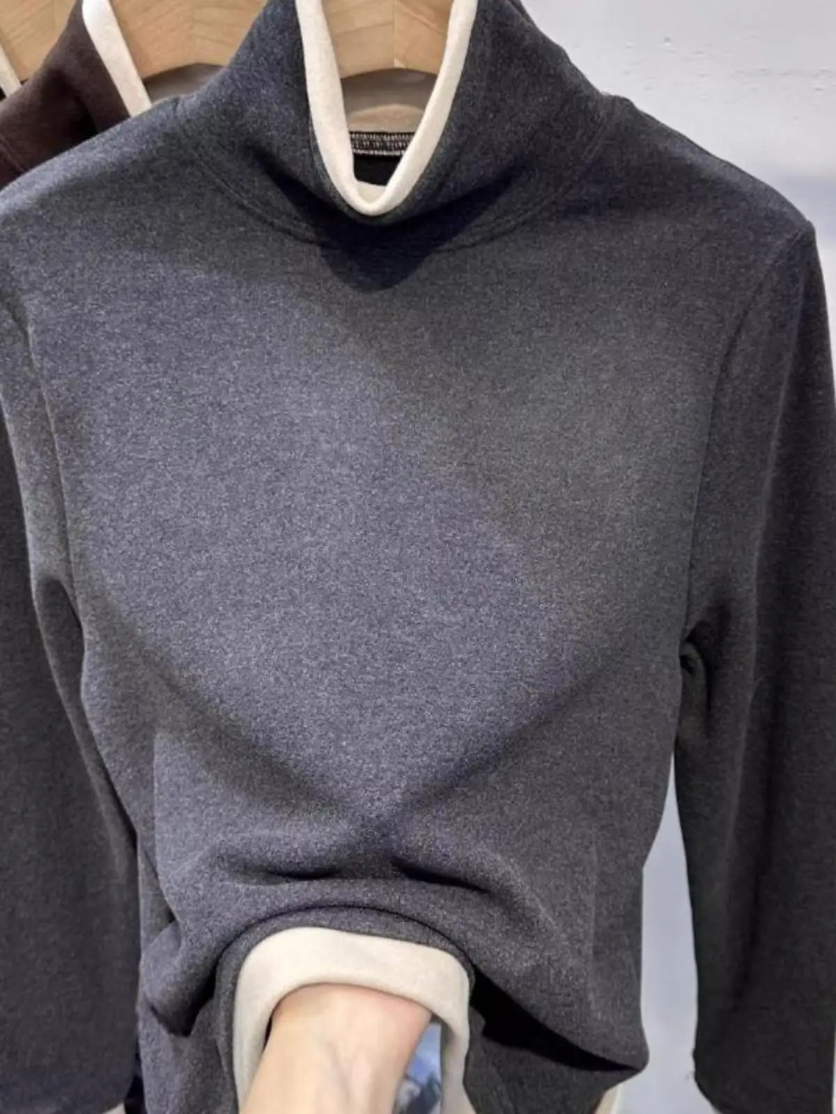 厚みのあるドイツ製ベルベットハイカラーウィンターアンサンブルフェイクツーピースカラーブロックレイヤリングベースツーピースセット多用途シンプルデザイン