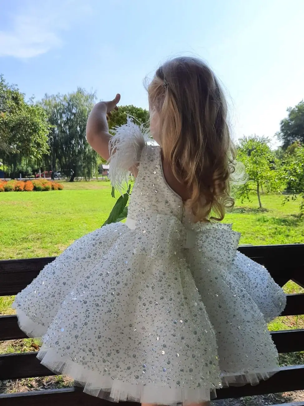 Vestido de flor branco Puffy Tulle, vestido de casamento, vestido de baile fofo, miçangas de glitter, arco de penas, festa noturna