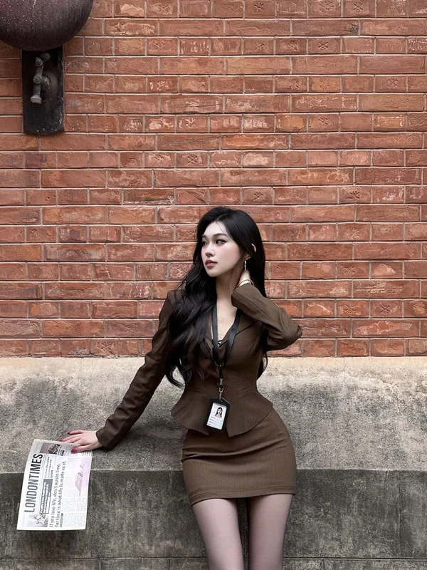 

2025 Early Autumn New Women's Workplace Siren Style High-End Small Suit Top Commute Half Skirt Two-Piece Set Fashionable Work...