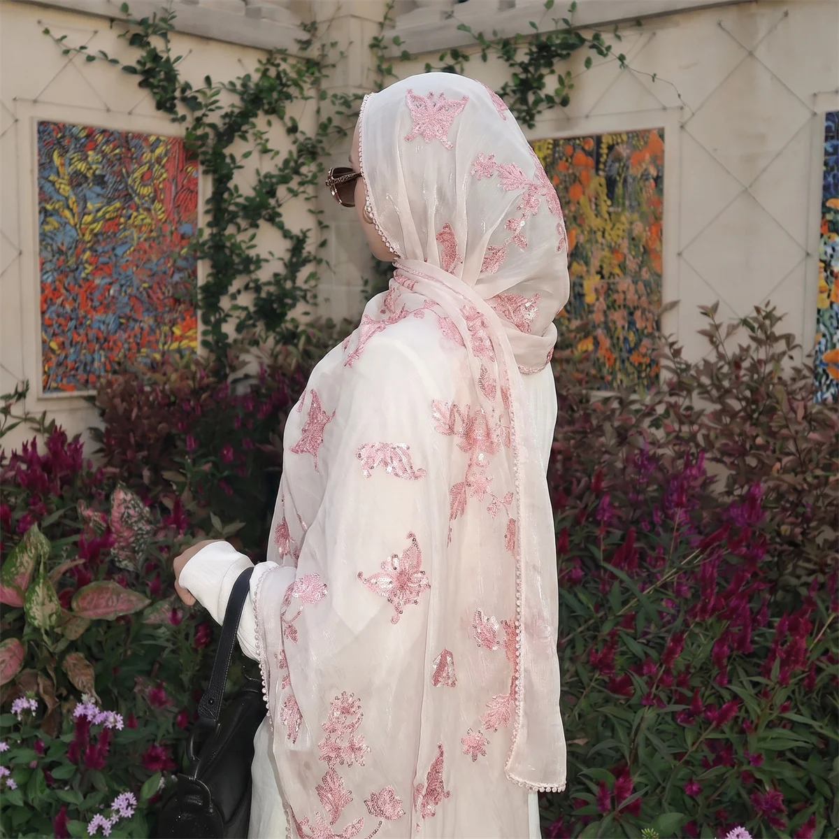 Island Silk Crinkle Hijab für Frauen, exquisite Blumenstickerei, muslimisches Kopftuch, leicht schimmernde Textur, langer Schal mit Perlen. – Detail 1