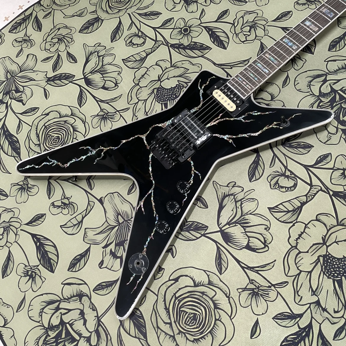 

Black 6-string electric guitar, rosewood fingerboard with inlaid mother-of-pearl guitars,high cost-performance electric guitarra