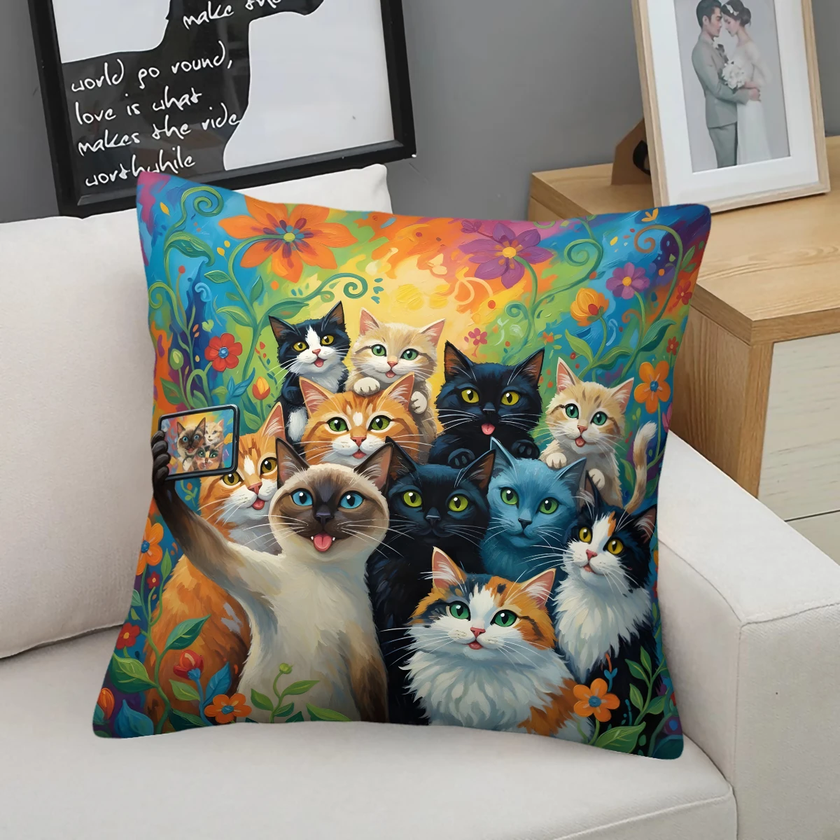 

Милая подушка-самоportrait с котиками: Игривый декор с изображением группы кошек, делающих селфи, придающий уютным зонам для любителей животных непринужденную энергию.
