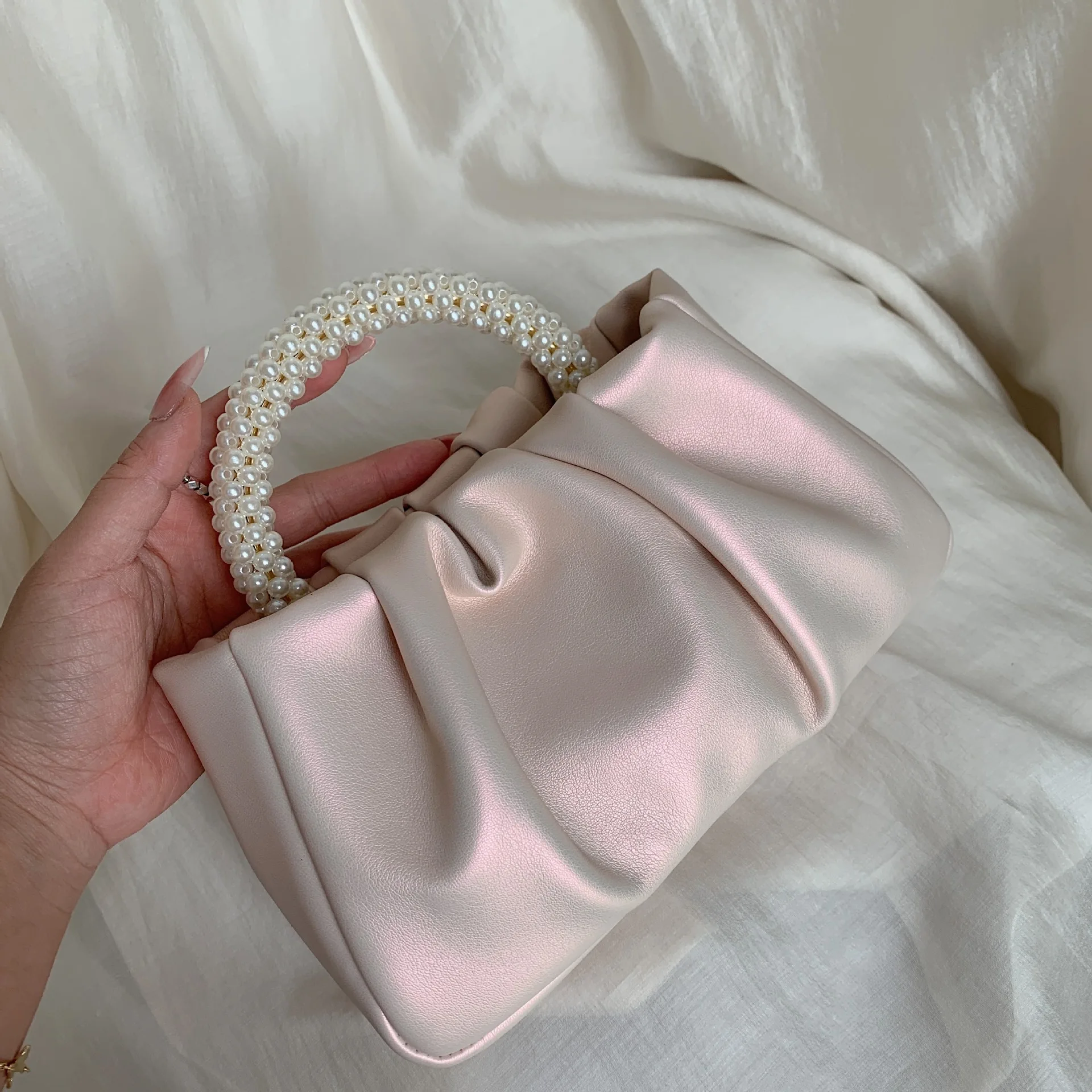 Pearl Beaded Handle Handbags 2024 New Fashion White Folded Cloud Small Tote Handbag Clutches For Women Temperament Shoulder Bag