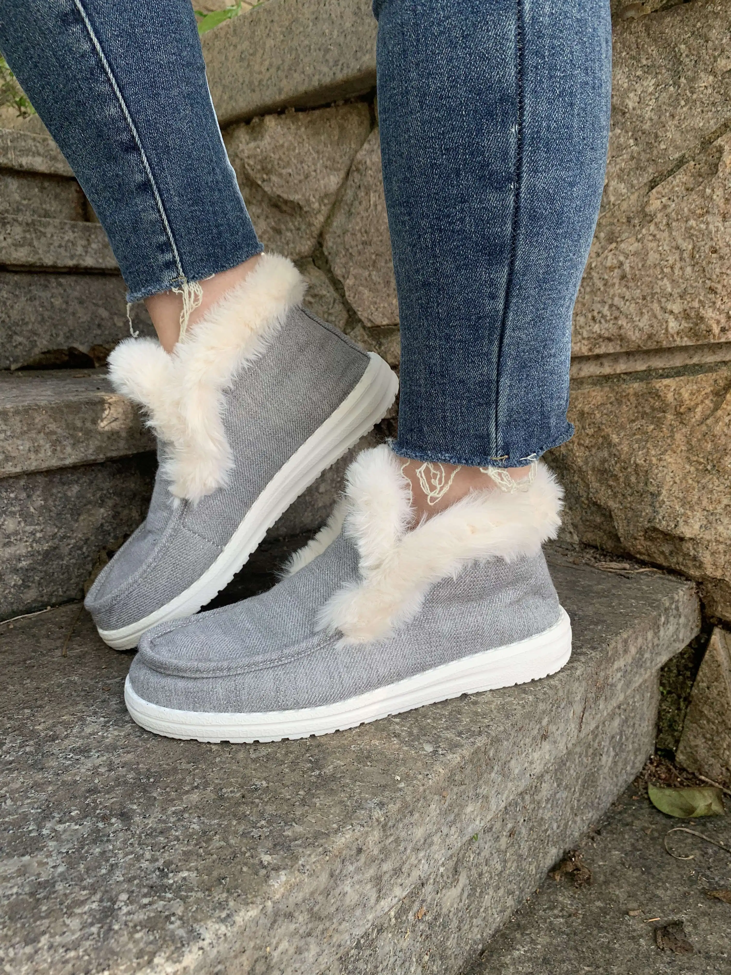 Women's new winter flat bottom warm casual shoes, classic style with plush comfortable soft sole, one foot bare boots for women