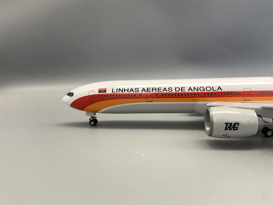B777-300 أنغولا الخطوط الجوية 1:135 مقياس طائرة 47 سنتيمتر دييكاست الراتنج نموذج طائرة مع الضوء وعجلة الطيران ايرباص المتحمسين هدية