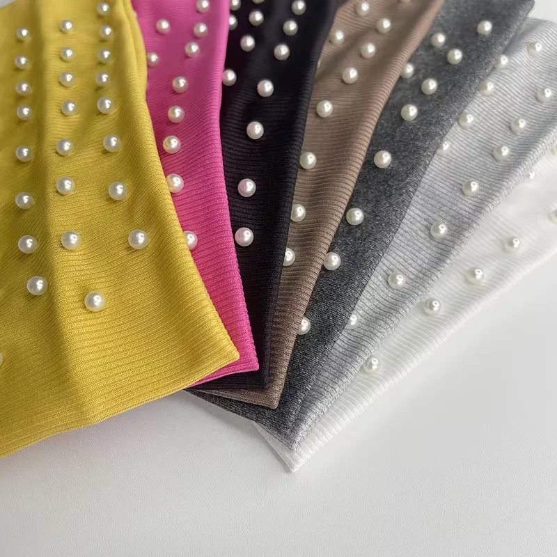 Perlenähnliche Haaraccessoires und Haarbänder in eleganten, einfarbigen Designs mit perlenähnlichen Verzierungen. – Detail 13