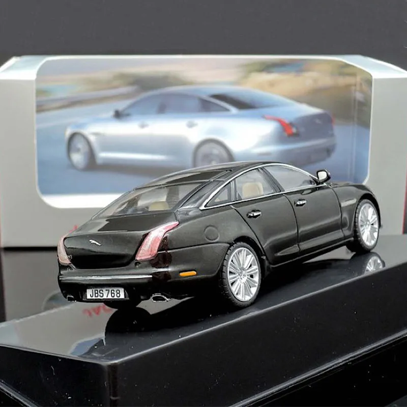 Diecast 1:43 Scale Jaguar XJ X351 2009 Symulacja aluminiowego modelu samochodu Statyczny wyświetlacz Zabawka kolekcjonerska Prezent Pamiątkowa dekoracja