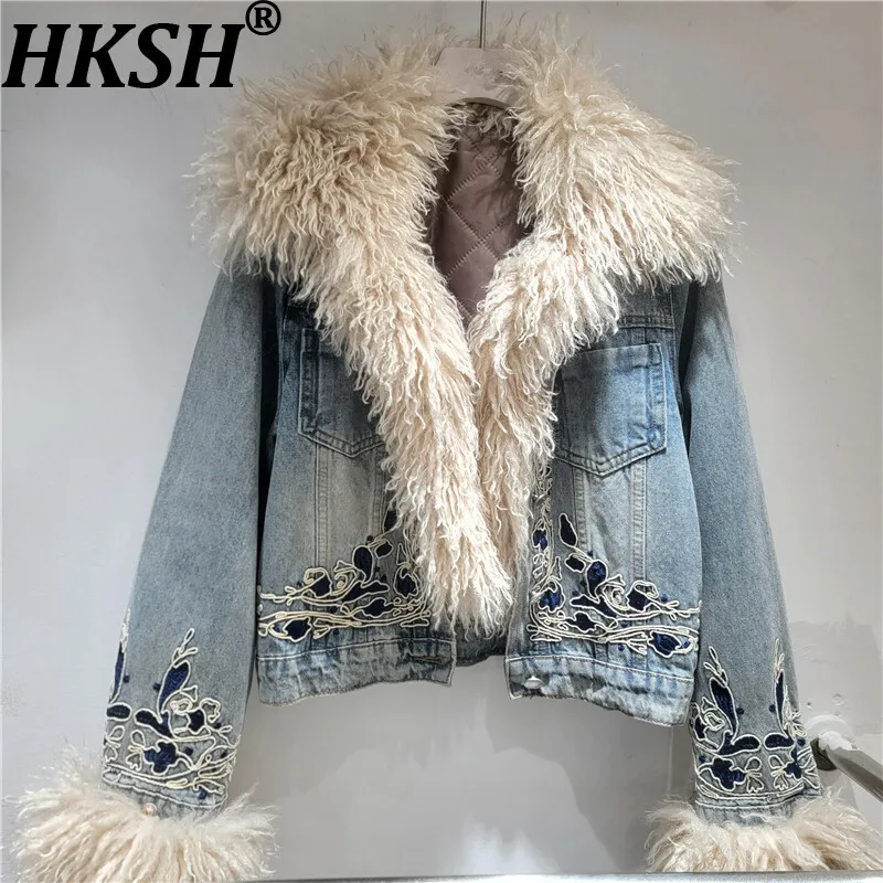 

HKSH 2025 Новое зимнее женское стеганое пальто с вышивкой, джинсовое лоскутное пальто с воротником из искусственного меха, элегантная шикарная куртка Y2K HK14417