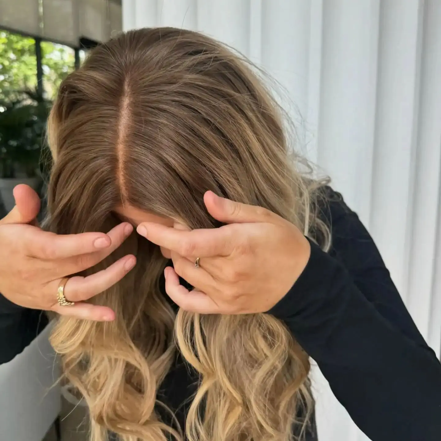 

26-дюймовый парик Ombre Golden Blonde 13*4 из синтетического кружева спереди с темными корнями, предварительно выщипанные волосы, свободные волны, полные парики, лидер продаж