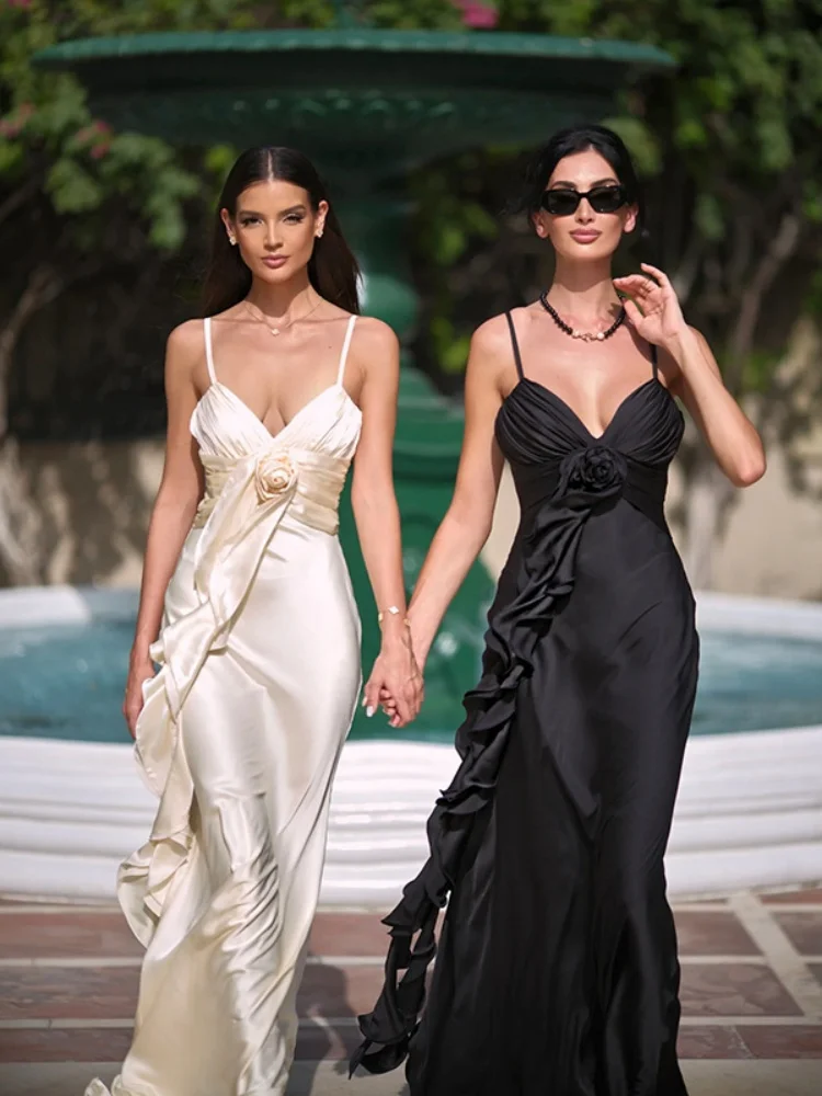 ชุดเดรสยาวผู้หญิงสไตล์แฟชั่น ดีไซน์เรียบหรู สีพื้น ผ้าซาติน แต่งระบายลายดอกไม้ สายคล้องคอ ทรงเข้ารูป ช่วยพรางหุ่น เหมาะสำหรับใส่ทำงานหรือโอกาสพิเศษ